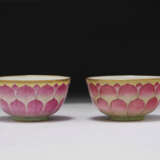 A PAIR OF FAMILLE ROSE `LOTUS` BOWLS AND COVERS - фото 2