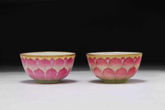 A PAIR OF FAMILLE ROSE `LOTUS` BOWLS AND COVERS - Foto 2