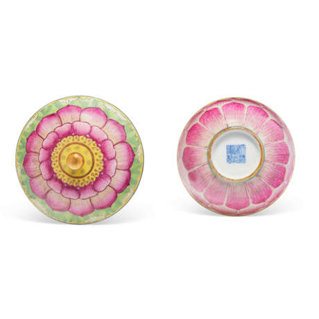 A PAIR OF FAMILLE ROSE `LOTUS` BOWLS AND COVERS - Foto 3