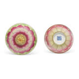 A PAIR OF FAMILLE ROSE `LOTUS` BOWLS AND COVERS - Foto 4