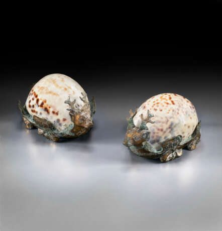 A PAIR OF GILT-BRONZE AND COWRIE SHELL STAG-FORM MAT WEIGHTS - фото 1