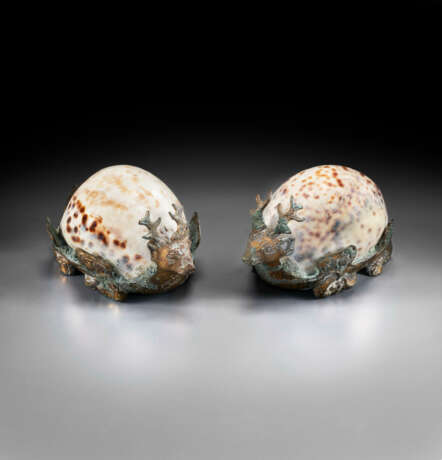 A PAIR OF GILT-BRONZE AND COWRIE SHELL STAG-FORM MAT WEIGHTS - фото 2