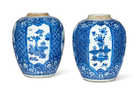 A PAIR OF BLUE AND WHITE OVOID JARS - фото 1