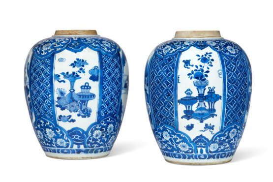 A PAIR OF BLUE AND WHITE OVOID JARS - фото 2