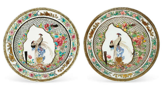 A PAIR OF FAMILLE ROSE `PHEASANT` DISHES - фото 1