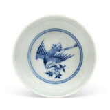 A SMALL BLUE AND WHITE `CRANES` CUP - Foto 2