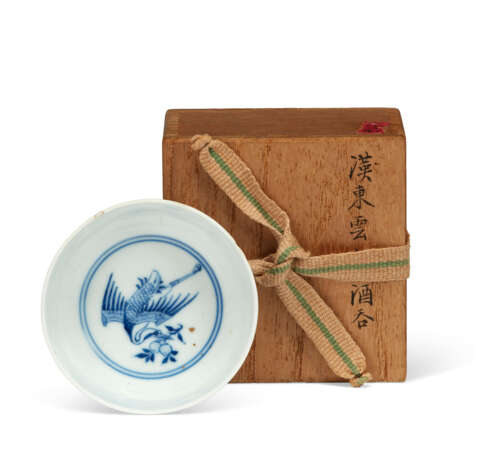 A SMALL BLUE AND WHITE `CRANES` CUP - photo 4