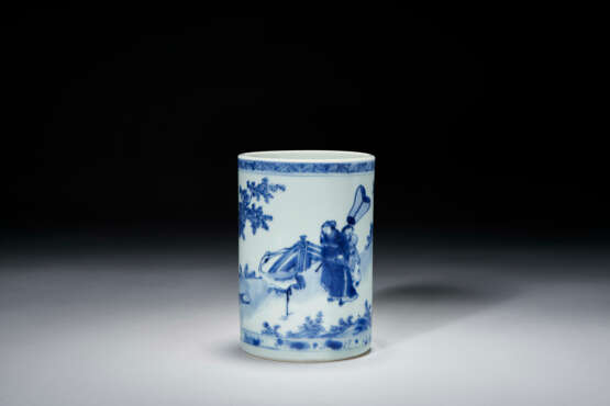 A FINELY DECORATED BLUE AND WHITE CYLINDRICAL BRUSH POT - photo 1