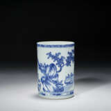 A FINELY DECORATED BLUE AND WHITE CYLINDRICAL BRUSH POT - photo 2