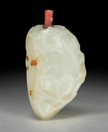 A WELL-CARVED WHITE JADE PEACH-FORM SNUFF BOTTLE - photo 1