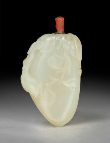 A WELL-CARVED WHITE JADE PEACH-FORM SNUFF BOTTLE - фото 2