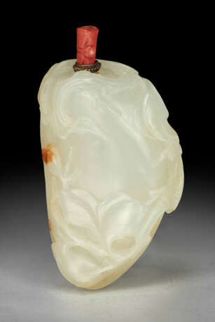 A WELL-CARVED WHITE JADE PEACH-FORM SNUFF BOTTLE - фото 3