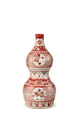 A LARGE IRON-RED ENAMELED AND GREEN-GLAZED DOUBLE-GOURD VASE