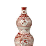 A LARGE IRON-RED ENAMELED AND GREEN-GLAZED DOUBLE-GOURD VASE - photo 2