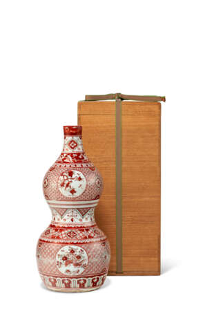 A LARGE IRON-RED ENAMELED AND GREEN-GLAZED DOUBLE-GOURD VASE - photo 3