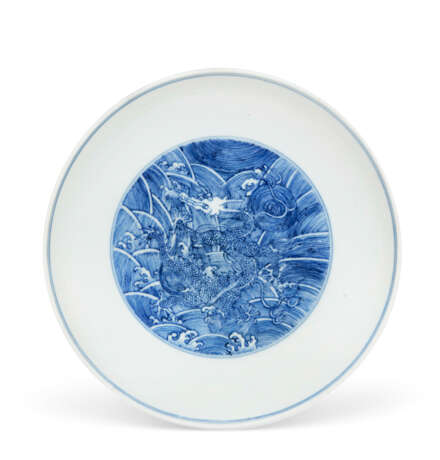 A BLUE AND WHITE `DRAGON` DISH - фото 1