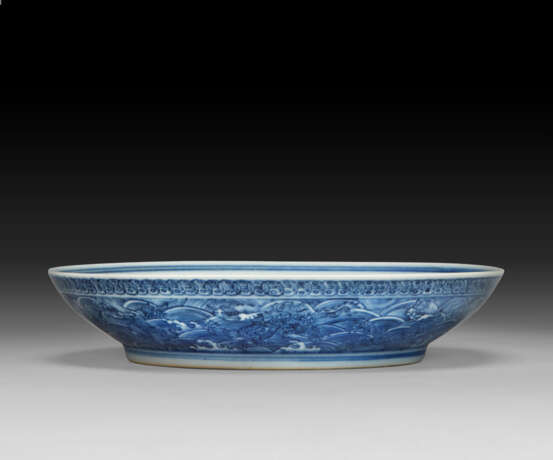 A BLUE AND WHITE `DRAGON` DISH - photo 2