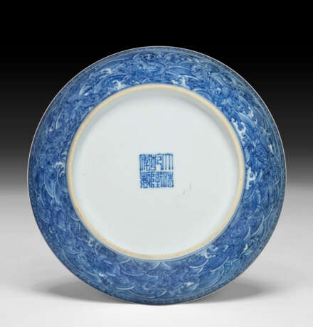 A BLUE AND WHITE `DRAGON` DISH - photo 3