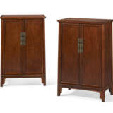 A PAIR OF HUANGHUALI ROUND-CORNER CABINETS - Foto 1