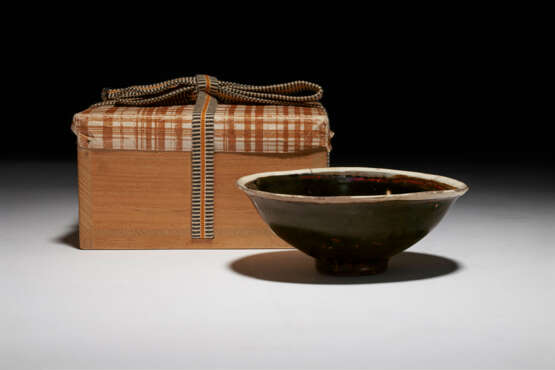 A VERY RARE BLACKISH-BROWN-GLAZED `NEI FU` BOWL - фото 4