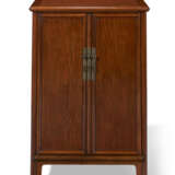 A PAIR OF HUANGHUALI ROUND-CORNER CABINETS - Foto 2