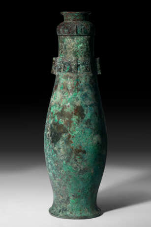 A VERY RARE AND LARGE BRONZE RITUAL WINE VESSEL AND COVER, HU - фото 1