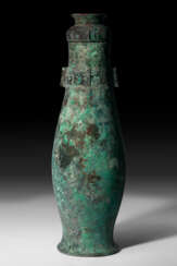 A VERY RARE AND LARGE BRONZE RITUAL WINE VESSEL AND COVER, HU