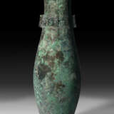 A VERY RARE AND LARGE BRONZE RITUAL WINE VESSEL AND COVER, HU - photo 1