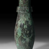 A VERY RARE AND LARGE BRONZE RITUAL WINE VESSEL AND COVER, HU - Foto 2
