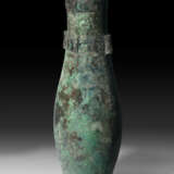 A VERY RARE AND LARGE BRONZE RITUAL WINE VESSEL AND COVER, HU - photo 3