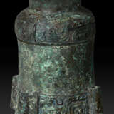 A VERY RARE AND LARGE BRONZE RITUAL WINE VESSEL AND COVER, HU - Foto 4