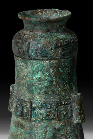 A VERY RARE AND LARGE BRONZE RITUAL WINE VESSEL AND COVER, HU - photo 4