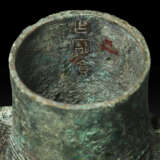 A VERY RARE AND LARGE BRONZE RITUAL WINE VESSEL AND COVER, HU - photo 5