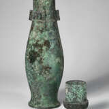 A VERY RARE AND LARGE BRONZE RITUAL WINE VESSEL AND COVER, HU - Foto 6