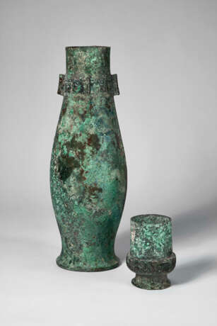 A VERY RARE AND LARGE BRONZE RITUAL WINE VESSEL AND COVER, HU - фото 6