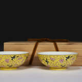 A PAIR OF FAMILLE ROSE YELLOW-GROUND `MAGPIE AND PLUM BLOSSOM` BOWLS - Foto 4