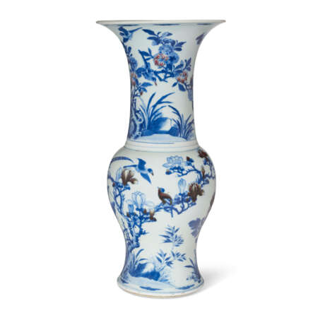 A COPPER-RED AND UNDERGLAZE-BLUE-DECORATED `PHOENIX TAIL` VASE - Foto 1