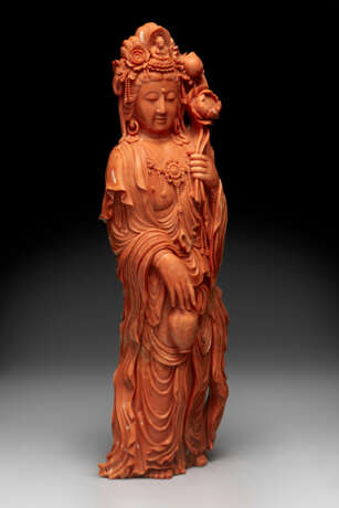 A RARE LARGE AND FINELY CARVED CORAL FIGURE OF GUANYIN - photo 2