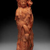A RARE LARGE AND FINELY CARVED CORAL FIGURE OF GUANYIN - Foto 2