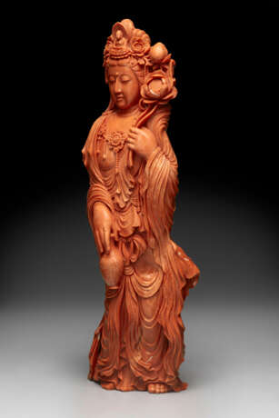 A RARE LARGE AND FINELY CARVED CORAL FIGURE OF GUANYIN - Foto 3