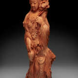 A RARE LARGE AND FINELY CARVED CORAL FIGURE OF GUANYIN - Foto 3