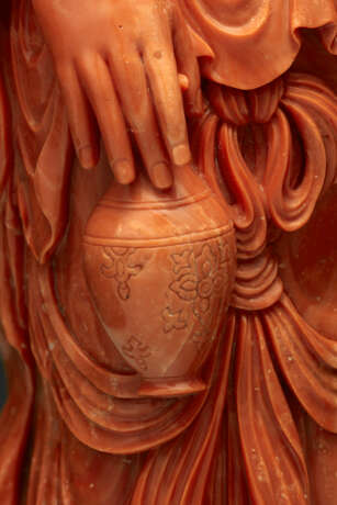A RARE LARGE AND FINELY CARVED CORAL FIGURE OF GUANYIN - Foto 6