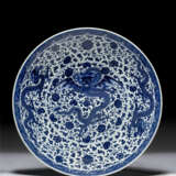 A LARGE AND RARE BLUE AND WHITE `WINGED-DRAGON` DISH - фото 1