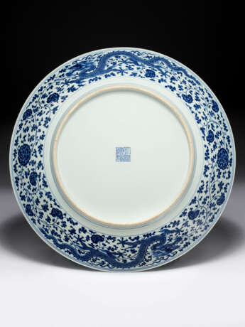 A LARGE AND RARE BLUE AND WHITE `WINGED-DRAGON` DISH - фото 2