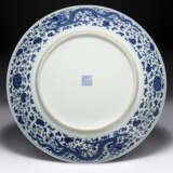 A LARGE AND RARE BLUE AND WHITE `WINGED-DRAGON` DISH - photo 2
