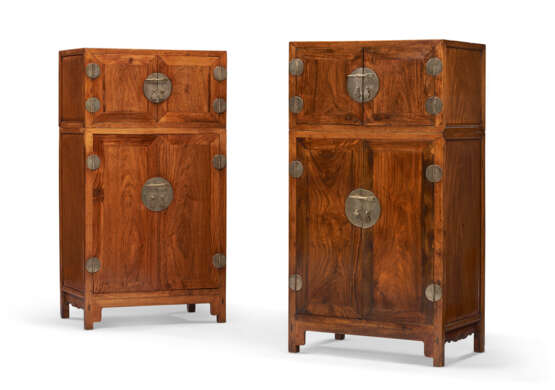 A PAIR OF HUANGHUALI MINIATURE COMPOUND CABINETS AND HAT CHESTS - photo 3