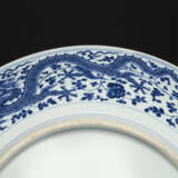 A LARGE AND RARE BLUE AND WHITE `WINGED-DRAGON` DISH - фото 3