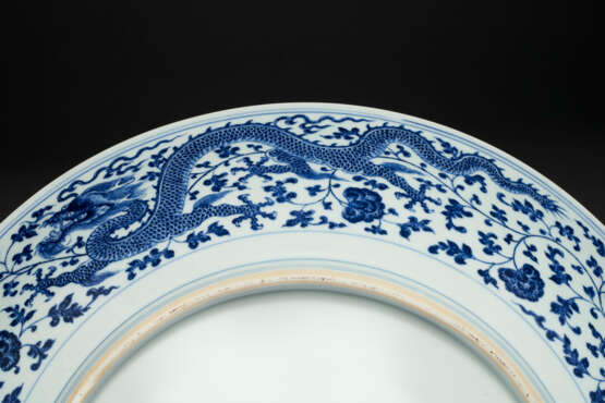 A LARGE AND RARE BLUE AND WHITE `WINGED-DRAGON` DISH - photo 3