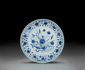 A RARE BLUE AND WHITE &#39;LOTUS BOUQUET&#39; DISH