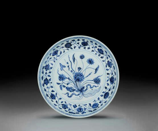 A RARE BLUE AND WHITE `LOTUS BOUQUET` DISH - photo 1